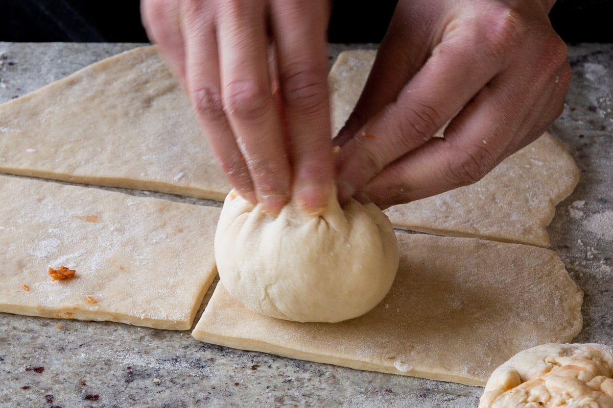 finishing sealing the bao