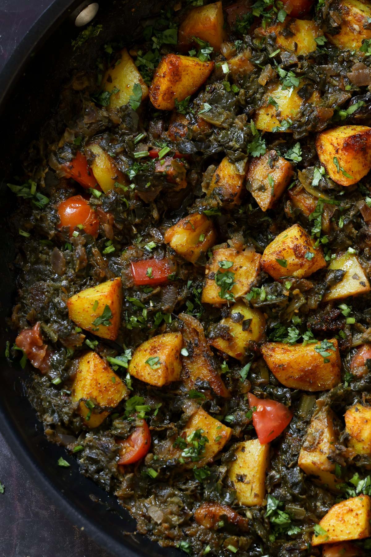 close-up of saag aloo in the pan after cooking