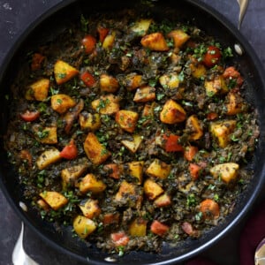 saag aloo in the pan after cooking