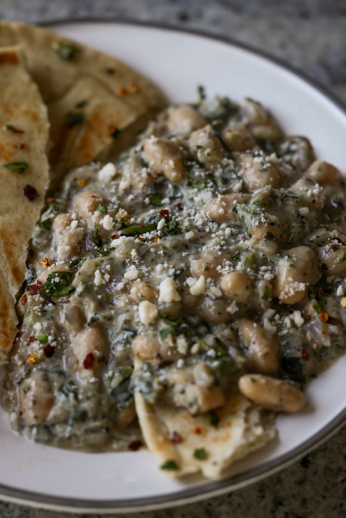 kali mirch beans on a plate with flatbread