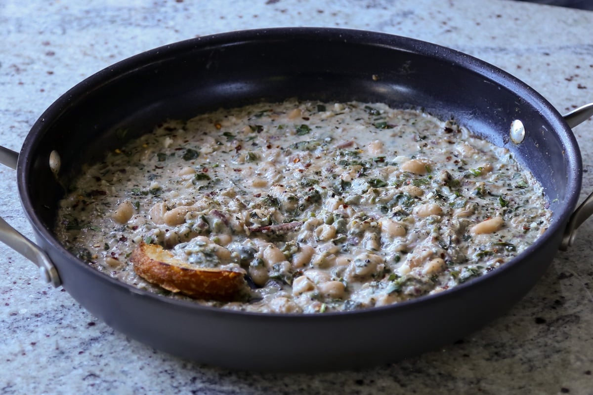 kali mirch beans in the pan with a piece of sourdough