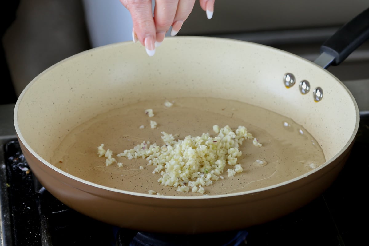 garlic in the pan