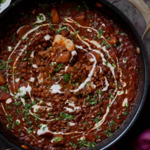 lentils vindaloo in the pan after adding the toppings