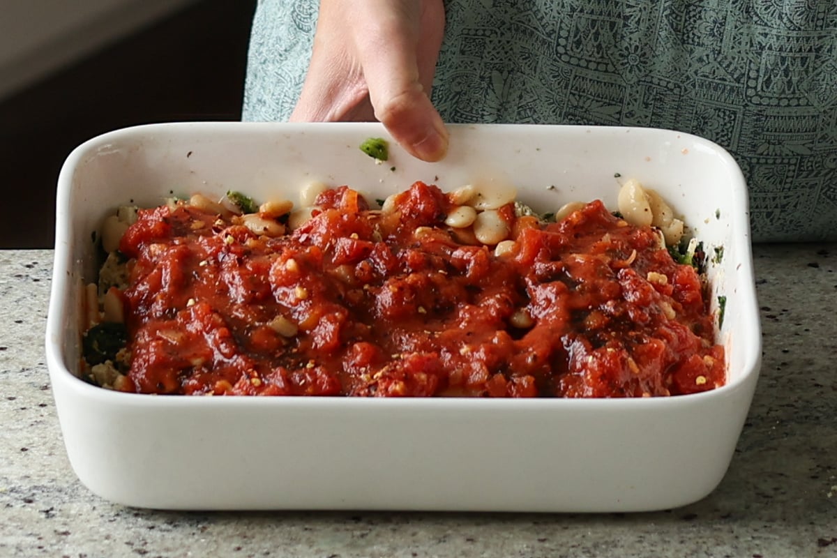 adding pasta sauce to the pan