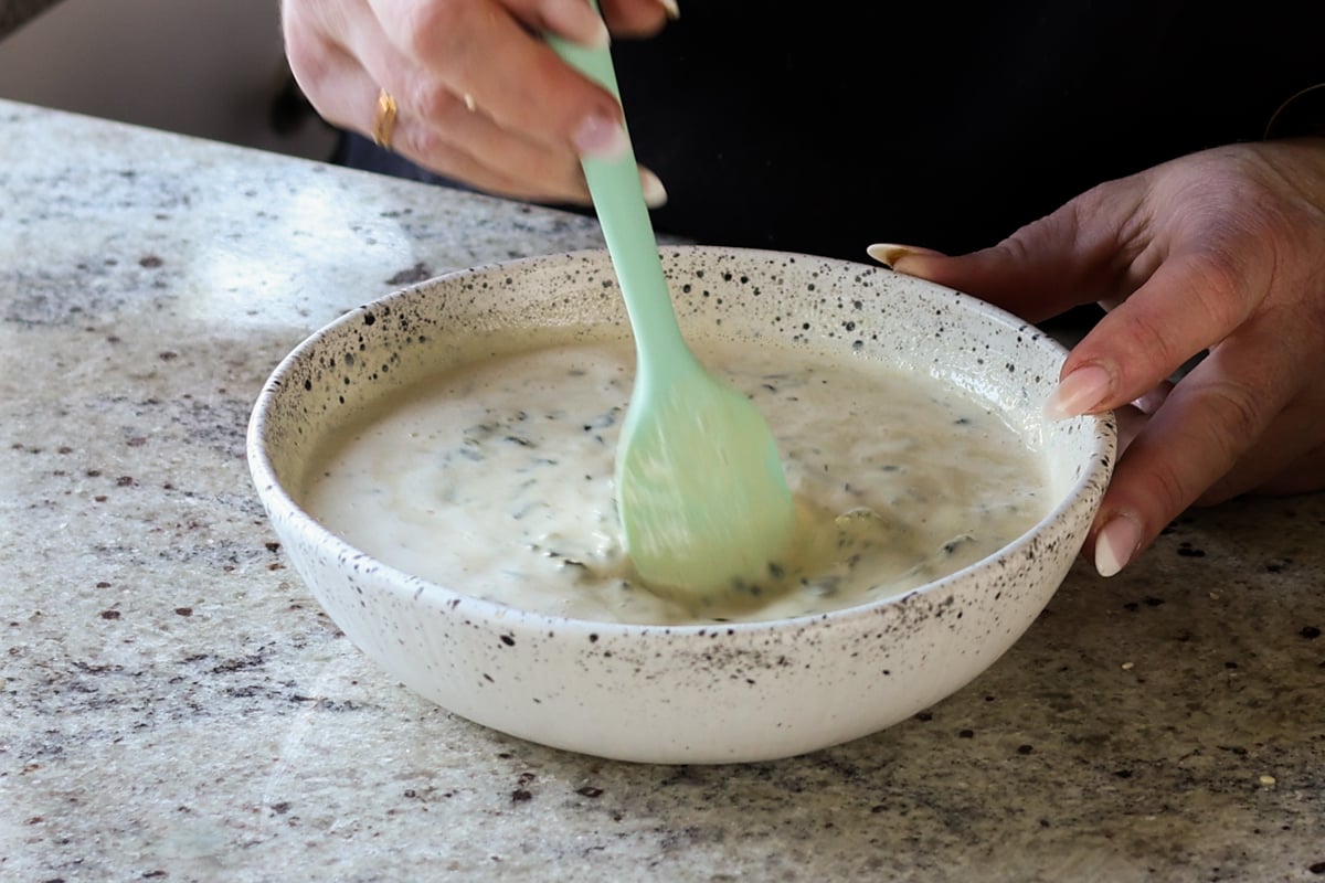 mixing the spinach and cashew cream together