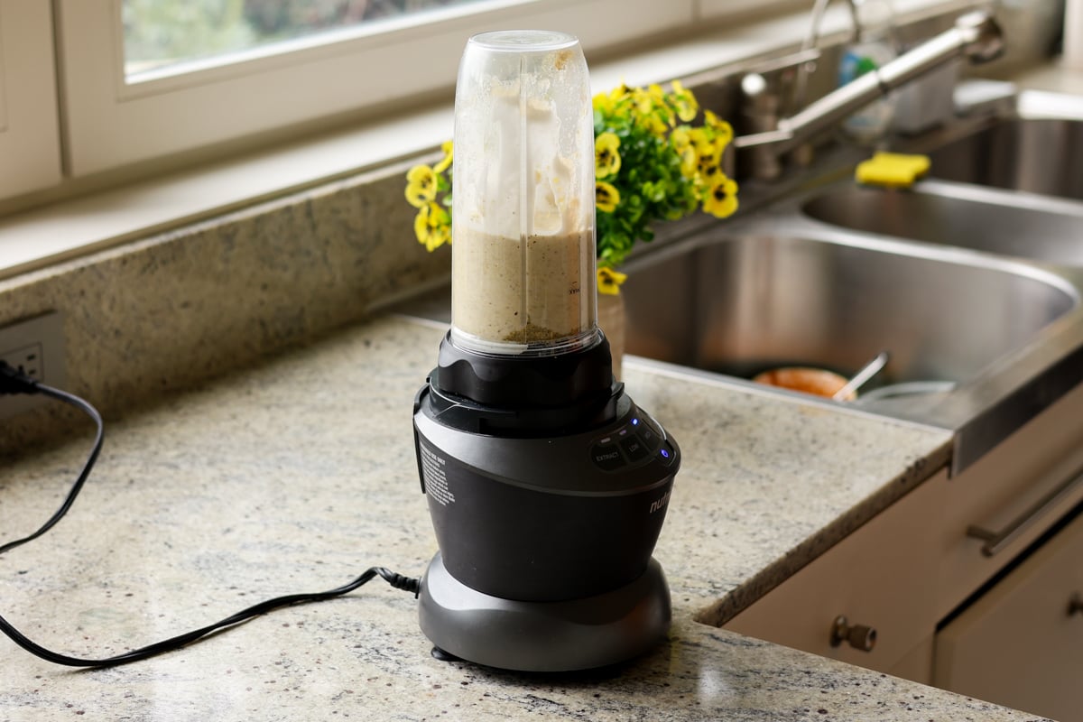 blending the pistachio cream