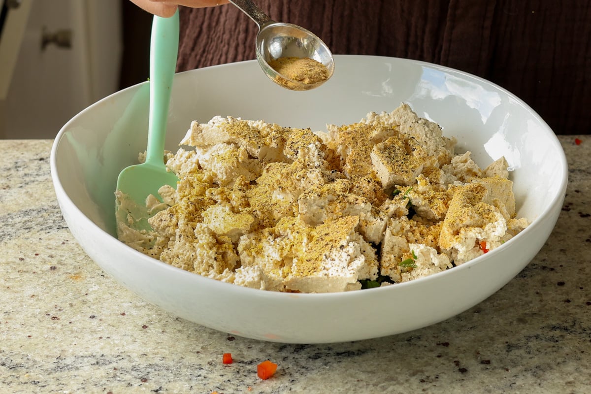 adding scramble seasoning to the tofu