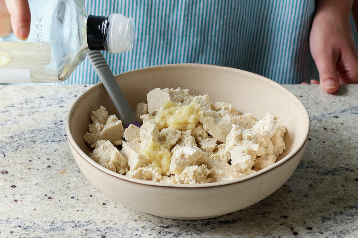 adding oil to the tofu