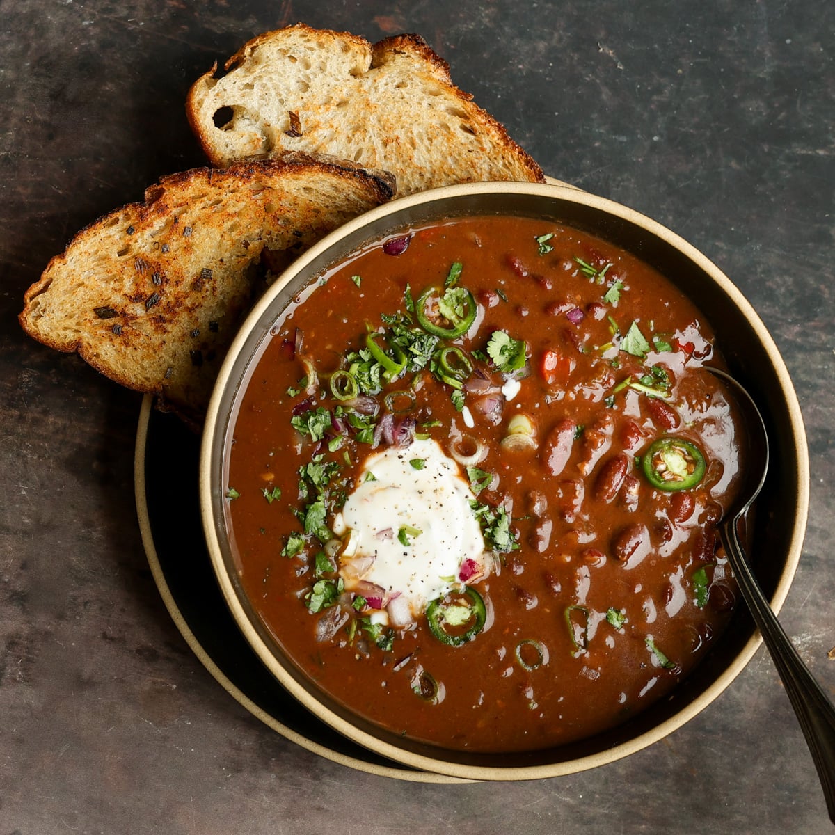bowl of smoky kidney bean chili