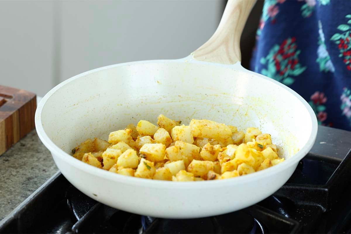 samosa potatoes in the pan after cooking